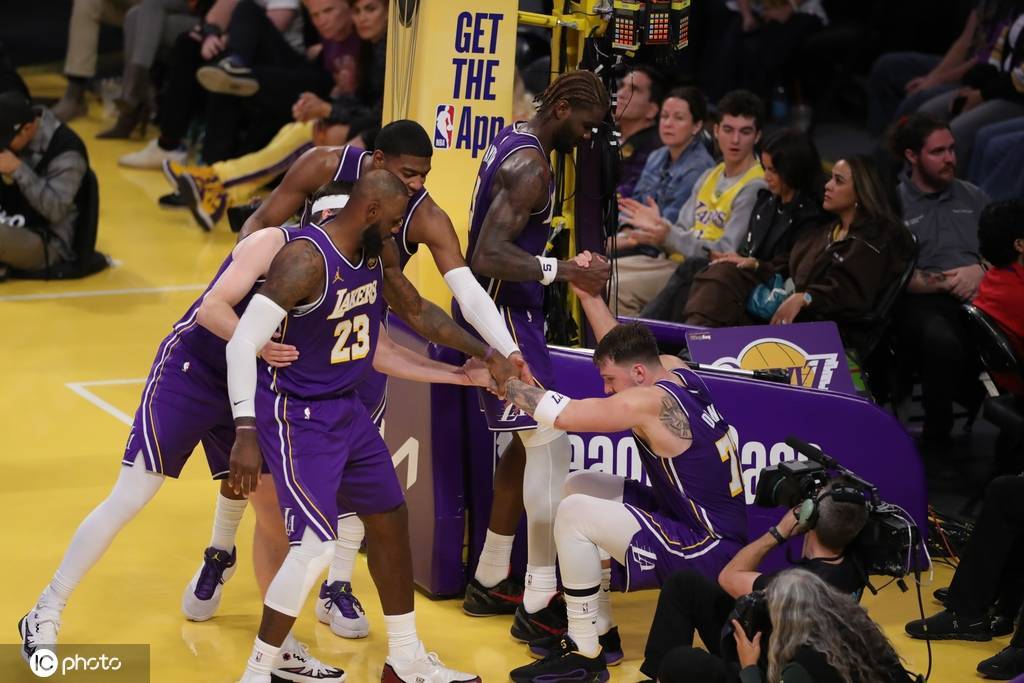 大范：里夫斯无球跑动不错 东契奇詹姆斯完全不动